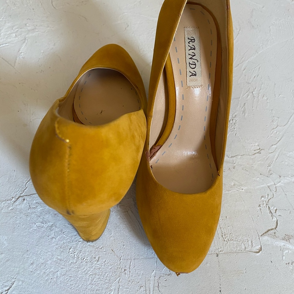 Block heeled mustard yellow suede shoes, US 7, Japan 24